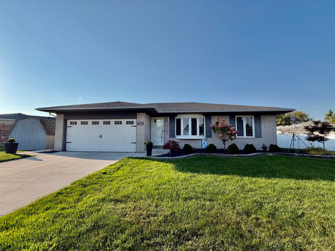 Attached, Exterior, Facade, Ranch