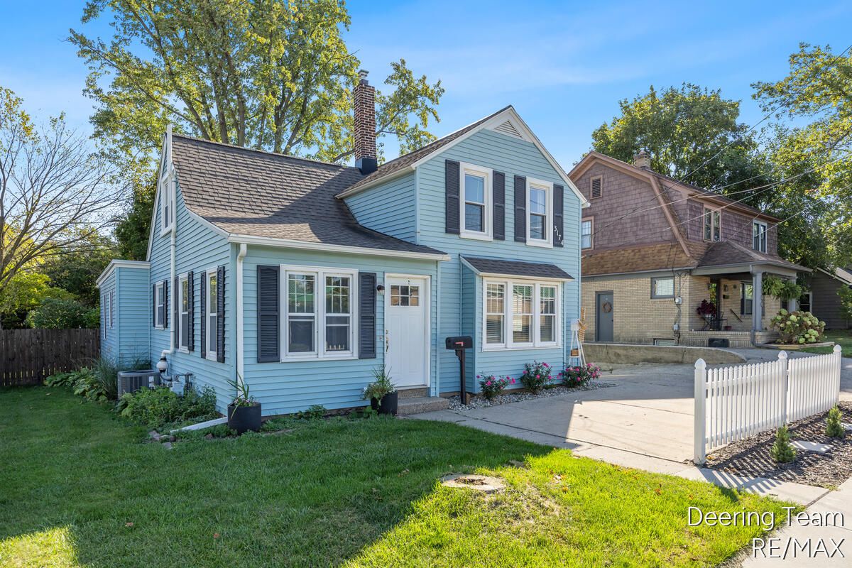 Exterior, Facade, Cape Cod