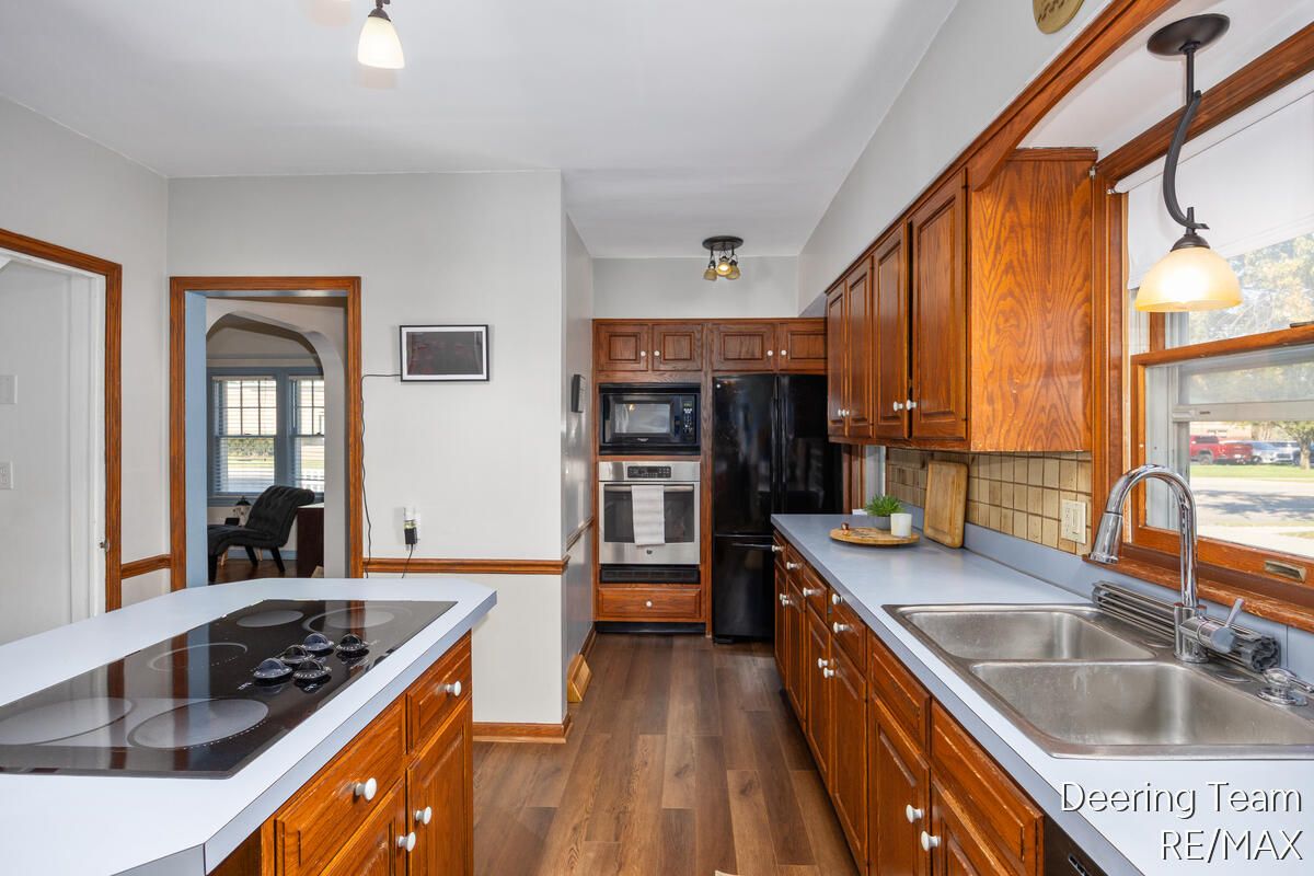 Interior, Kitchen, Pendant Lights, Wood Texture Flooring
