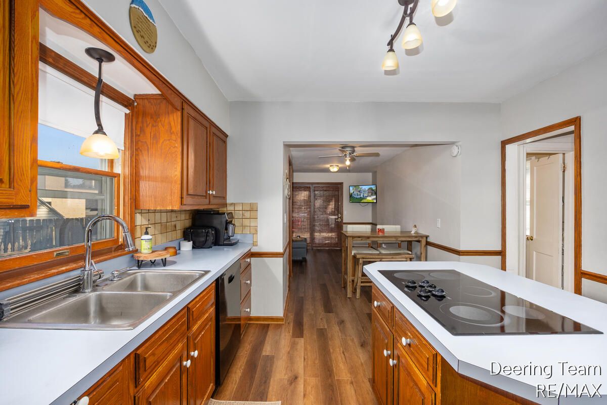 Interior, Kitchen, Pendant Lights, Wood Texture Flooring