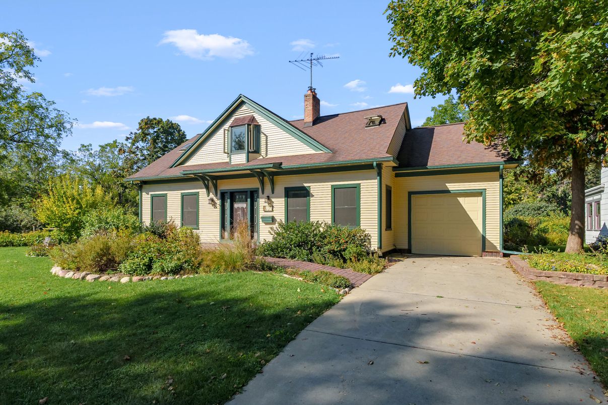 Attached, Exterior, Facade, Cape Cod