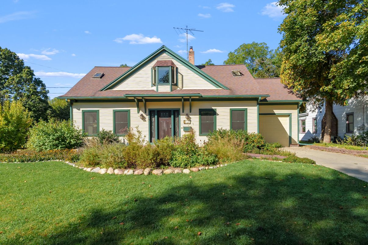 Attached, Exterior, Facade, Cape Cod