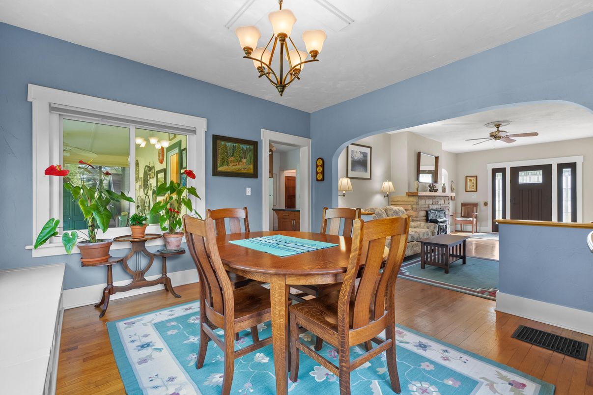 Chandelier, Dining room, Fireplace, Interior, Wood Texture Flooring