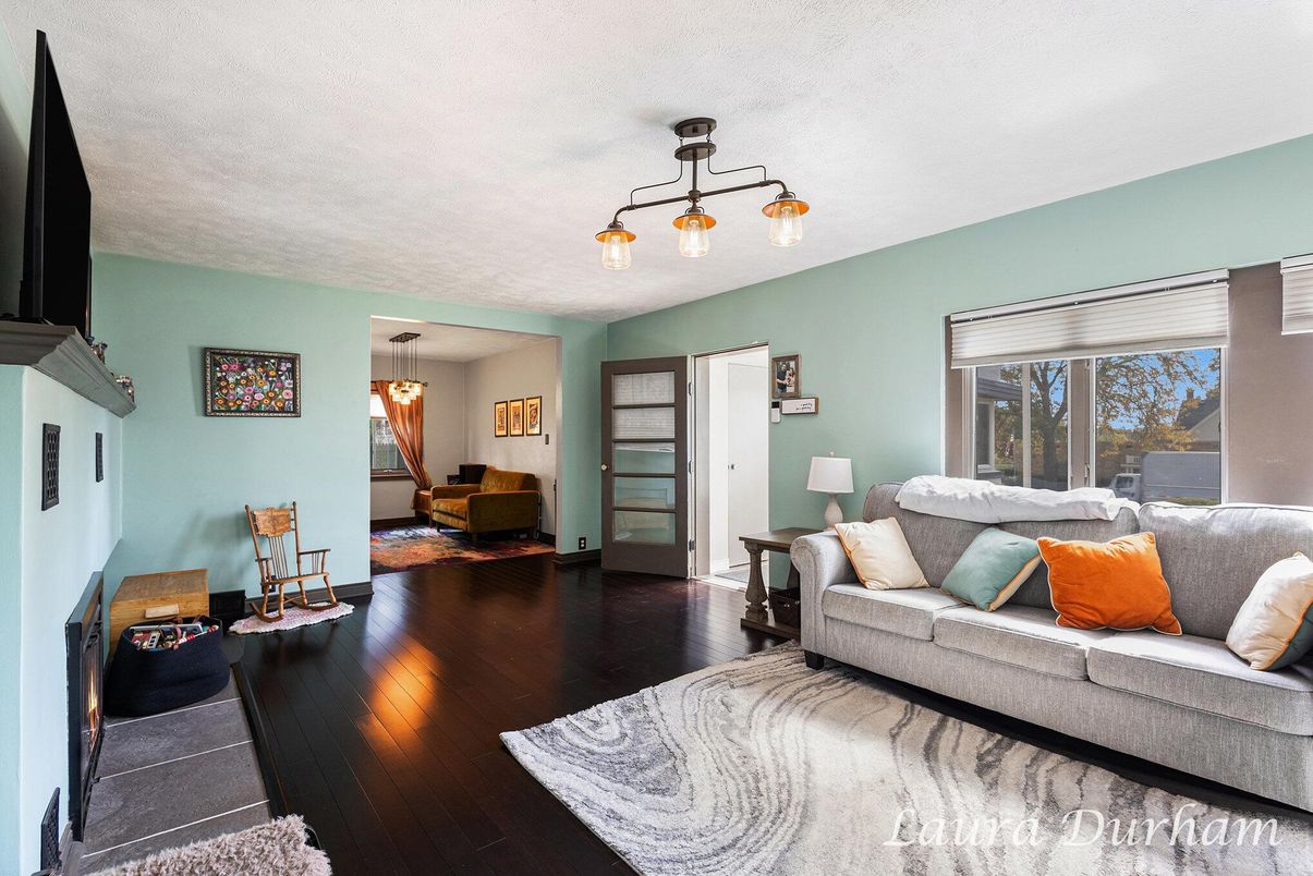 Interior, Living room, Pendant Lights, Wood Texture Flooring