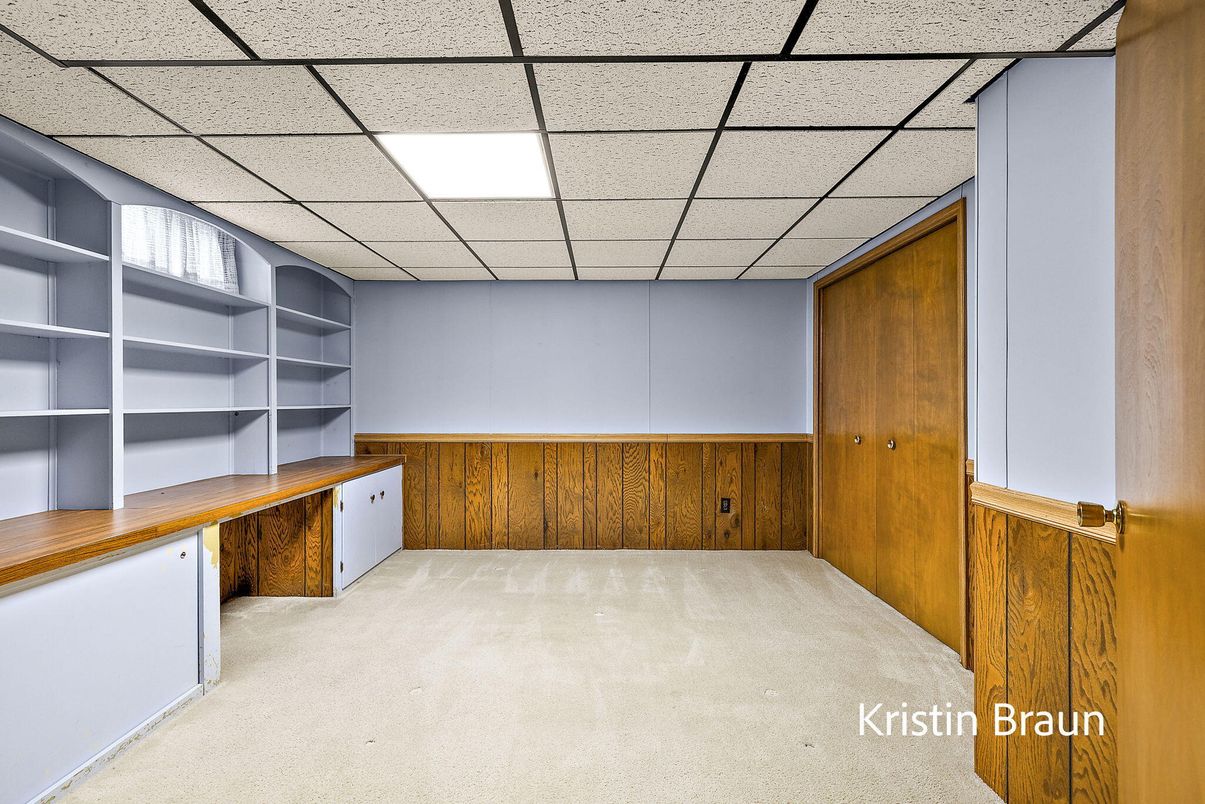 Empty room, Interior, Recessed Lighting, Wooden Walls