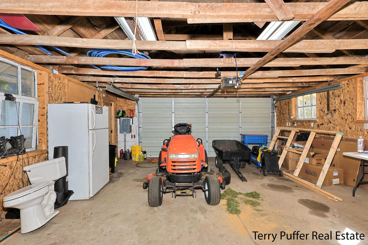 Garage, Interior, Wooden Beams