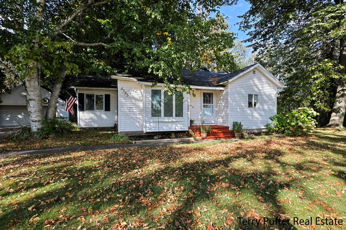 Exterior, Facade, Ranch