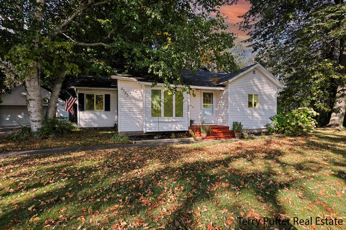 Exterior, Facade, Ranch