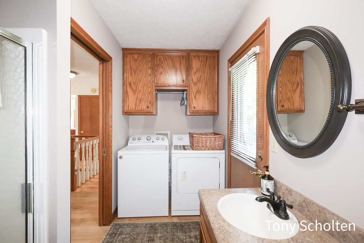 Interior, Utility Closets, Washer, Wood Texture Flooring