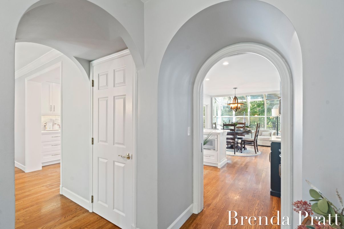 Chandelier, Dining room, Interior, Pendant Lights, Recessed Lighting, Wood Texture Flooring