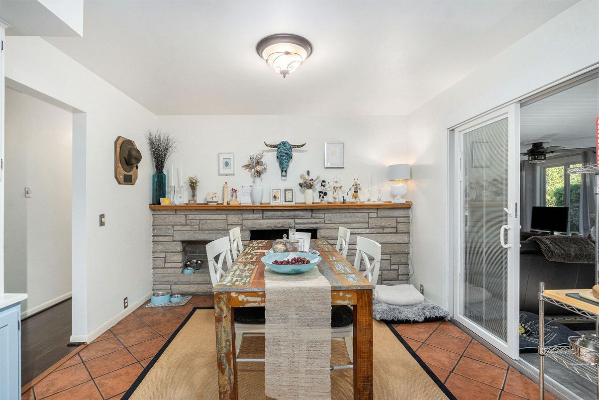 Dining room, Fireplace, Interior