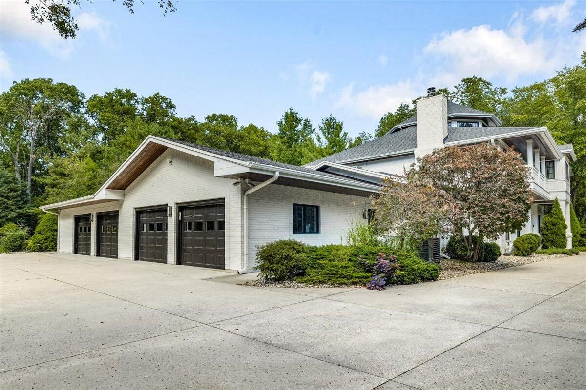 Attached, Exterior, Facade, Ranch