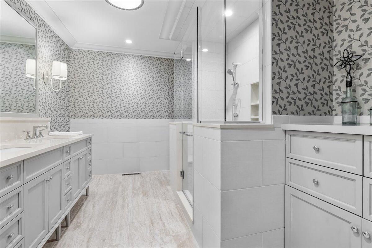 Bathroom, Dual Sink Vanities, Interior, Recessed Lighting