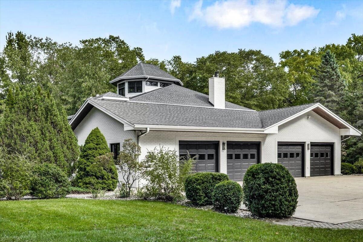 Attached, Exterior, Facade, Ranch