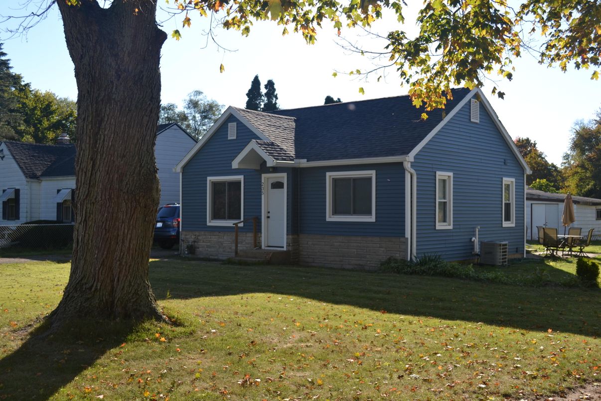 Backyard, Exterior, Facade, Farmhouse