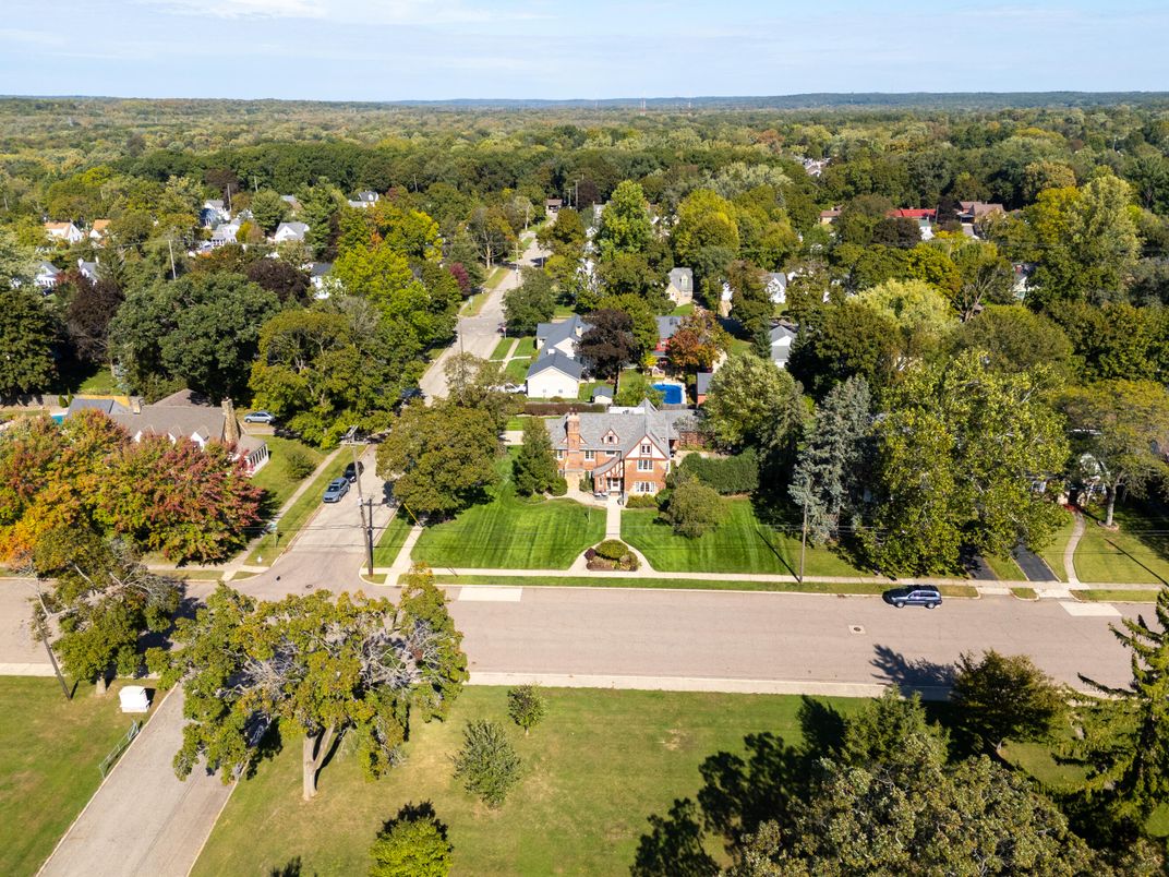 Exterior, Drone