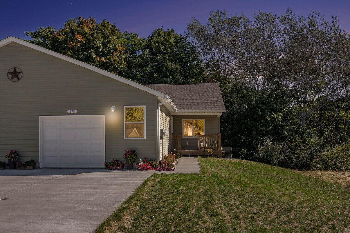Attached, Exterior, Facade, Ranch