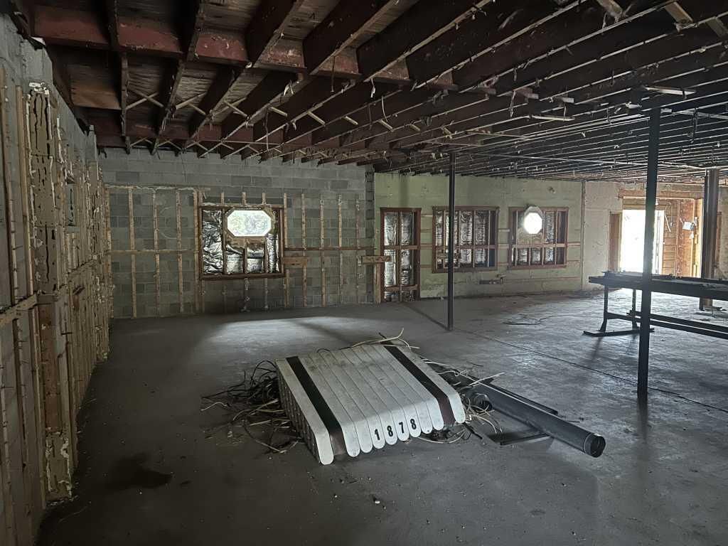 Fitness Equipment, Interior, Wooden Beams