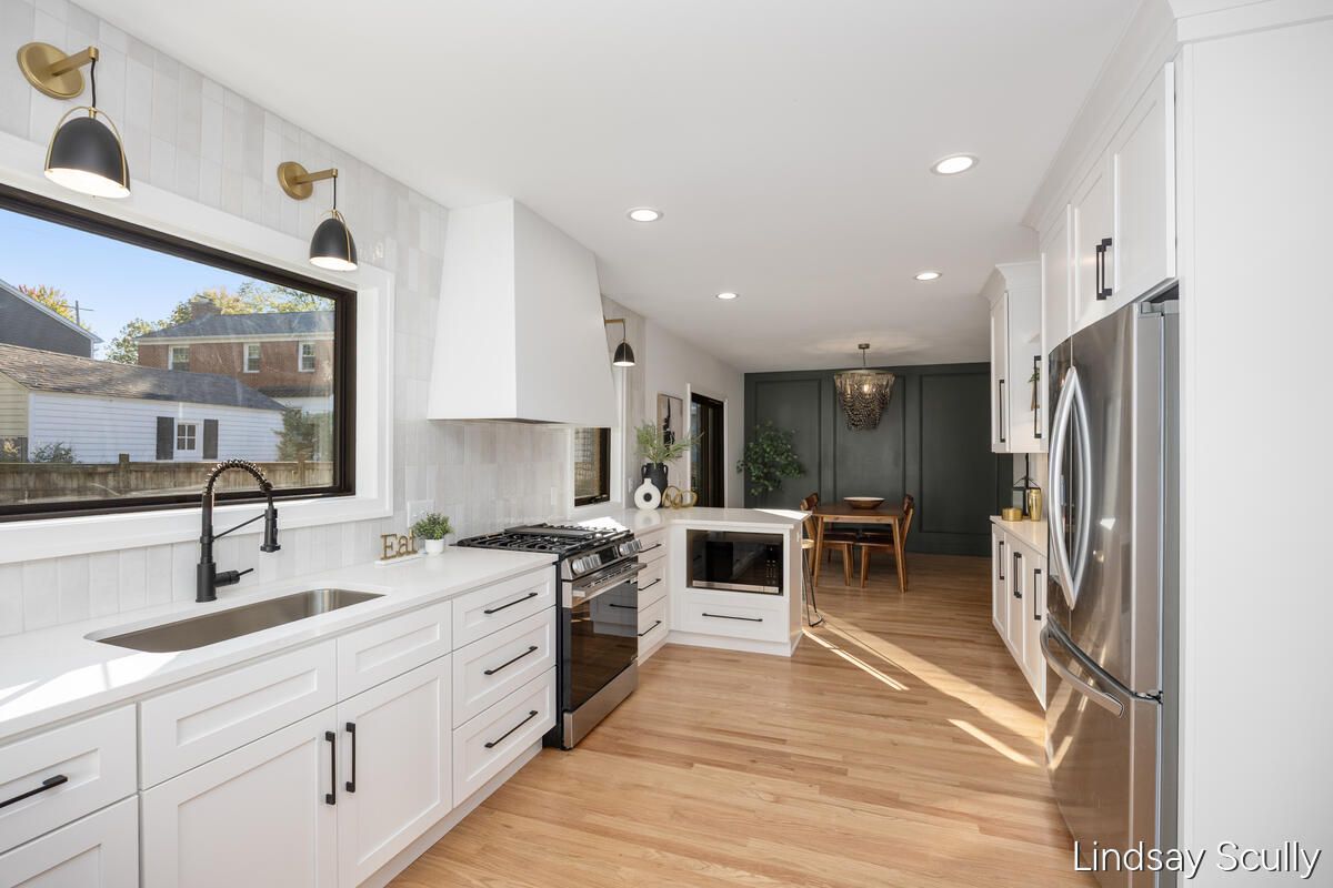Chandelier, Dining room, Interior, Kitchen, Pendant Lights, Recessed Lighting, Stainless Steel Appliances, Wood Texture Flooring
