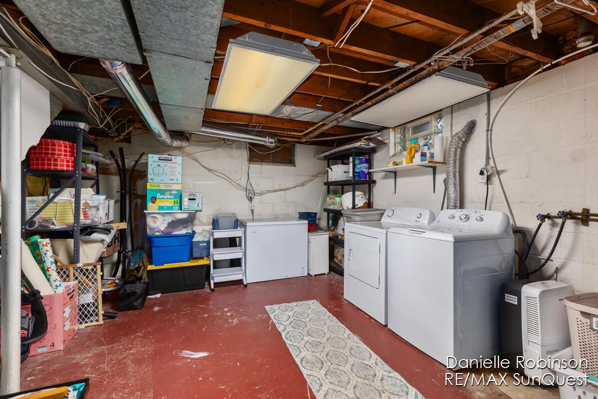 Interior, Washer, Wooden Beams