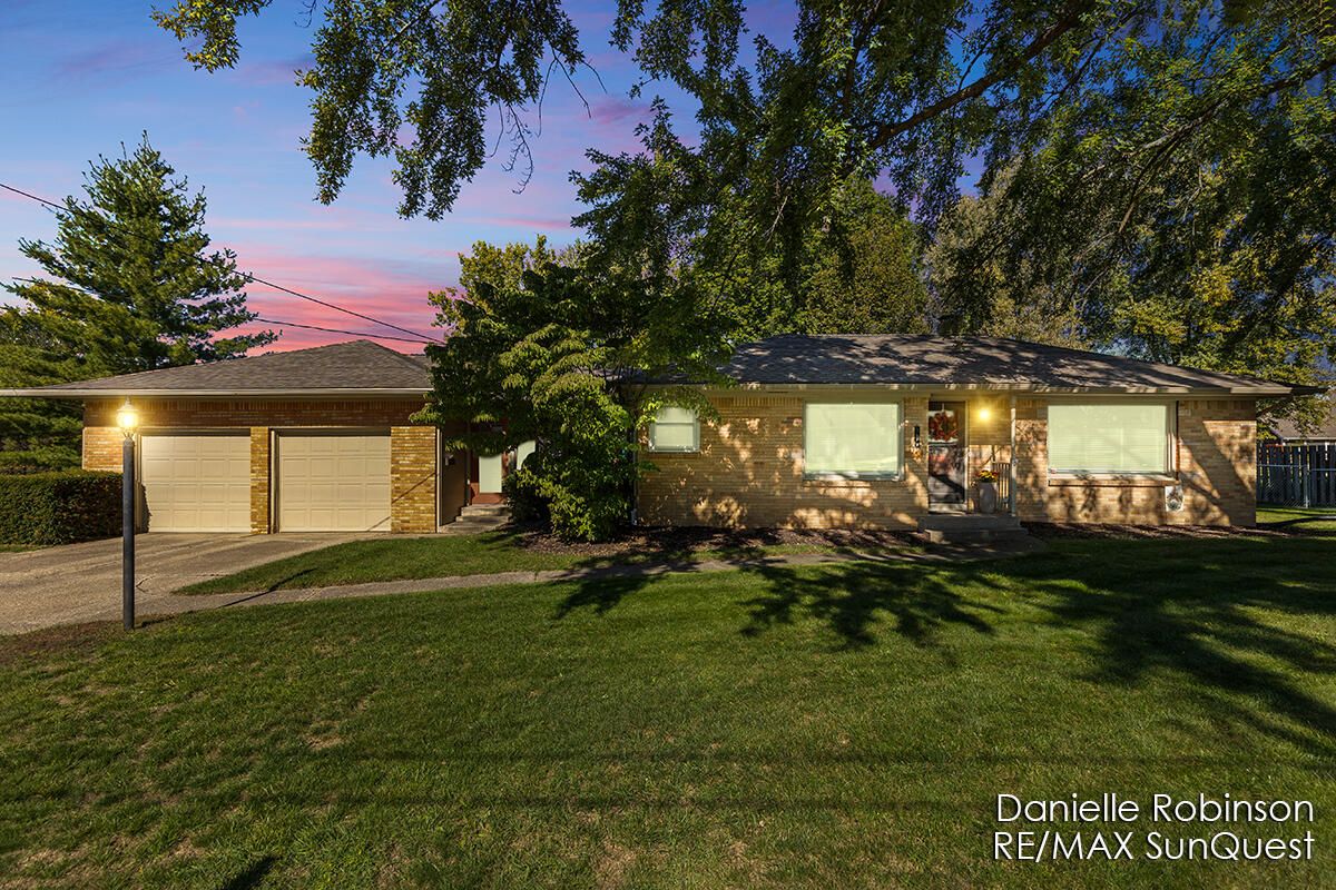 Attached, Exterior, Facade, Ranch