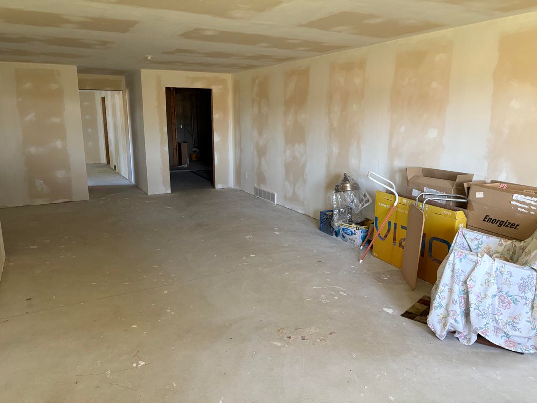 Empty room, Interior