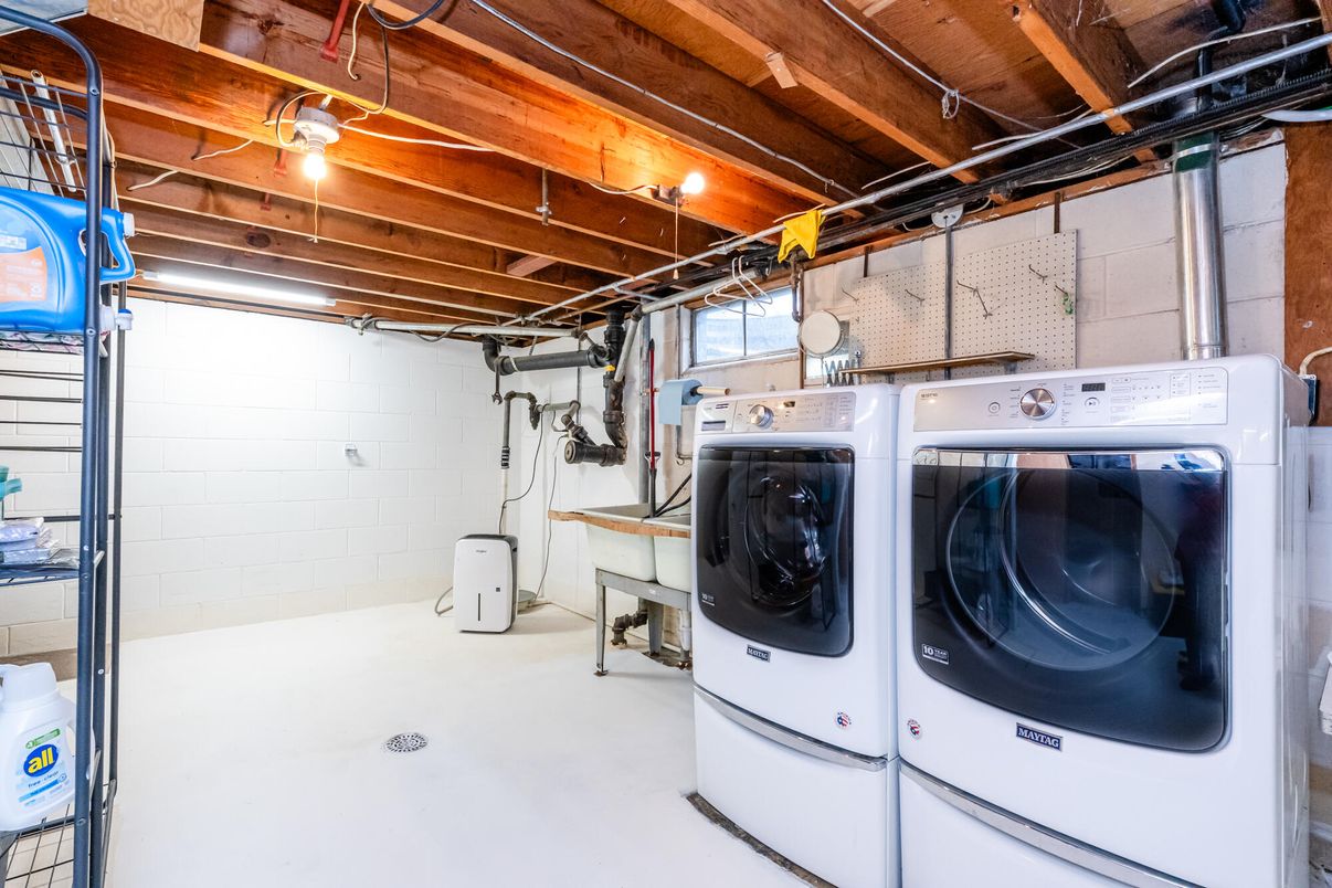 Interior, Washer, Wooden Beams, Wooden Ceilings