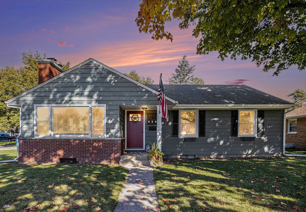 Exterior, Facade, Ranch