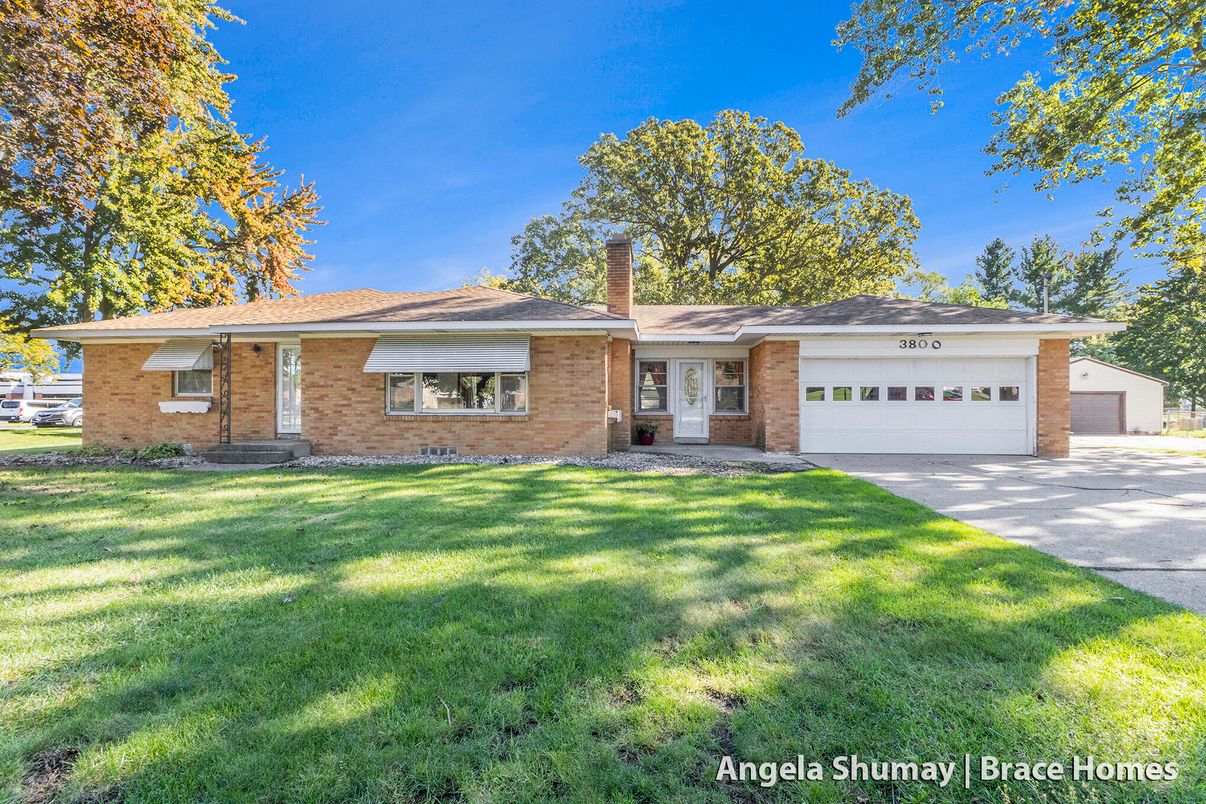 Attached, Exterior, Facade, Brick Facade, Ranch