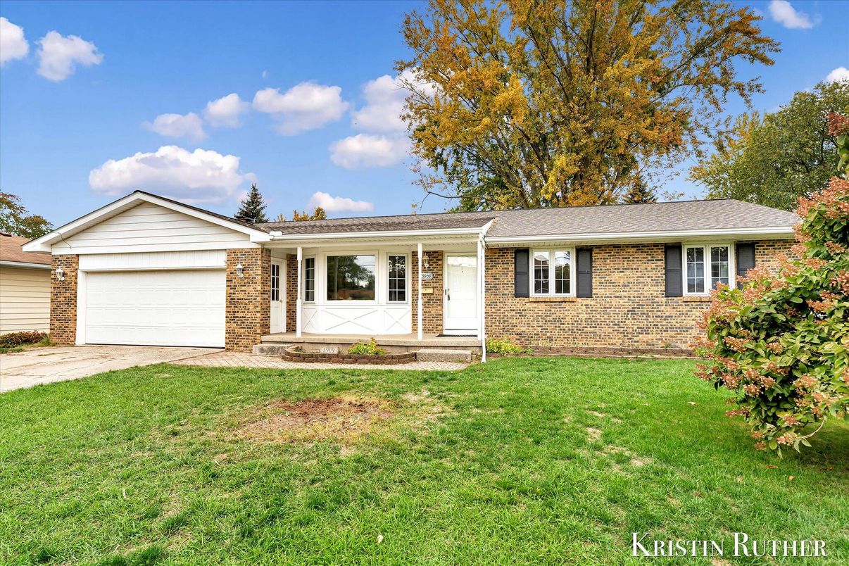 Attached, Exterior, Facade, Brick Facade, Ranch