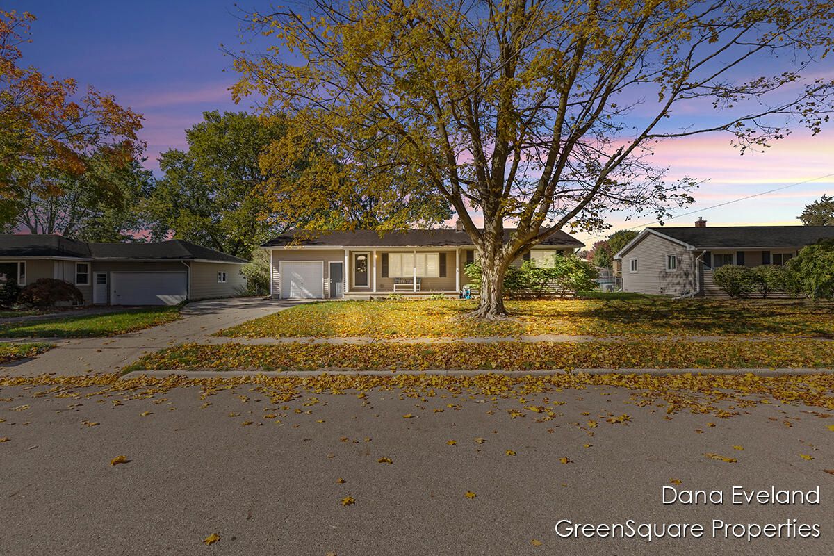 Backyard, Exterior, Facade, Ranch