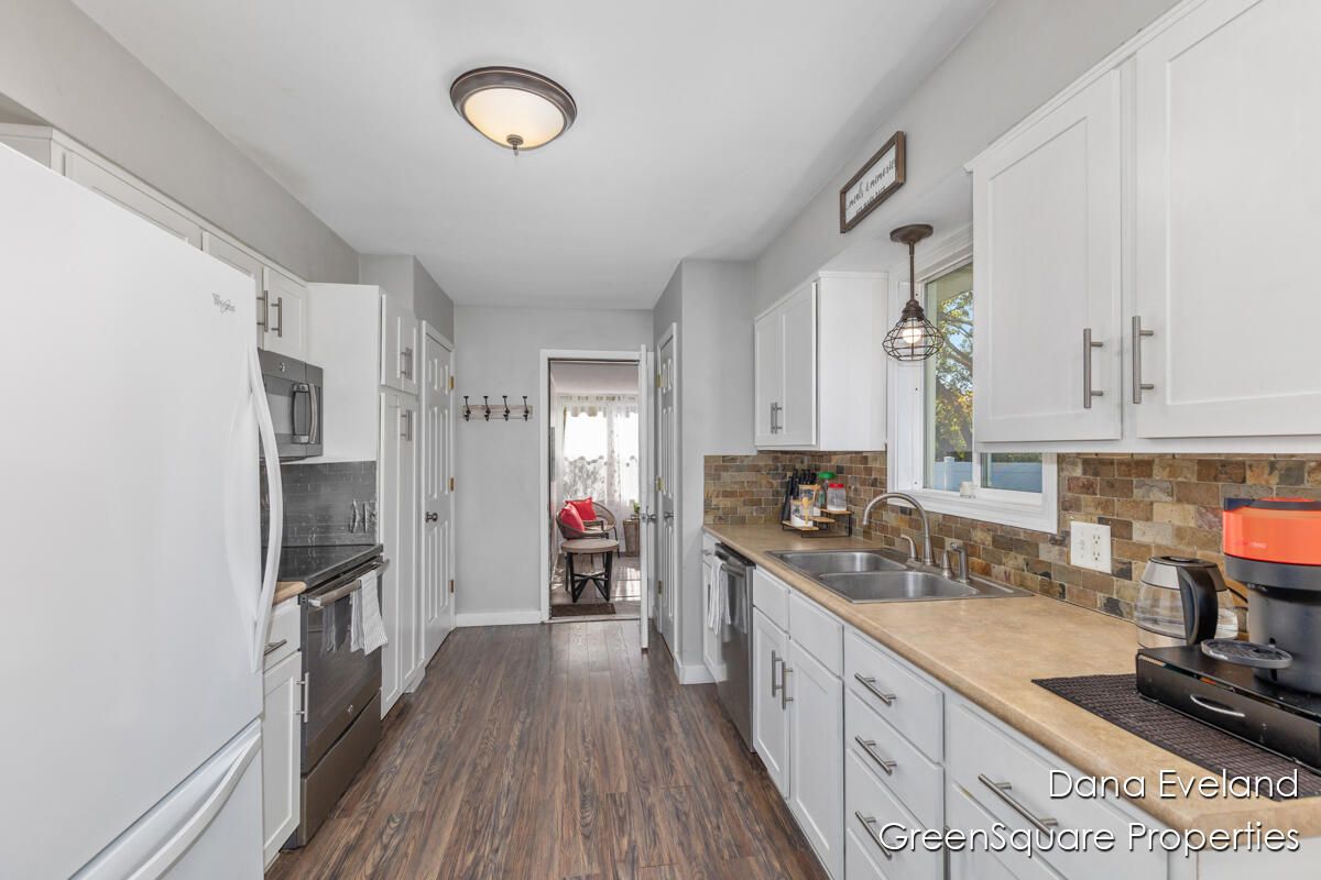Interior, Kitchen, Pendant Lights, Wood Texture Flooring