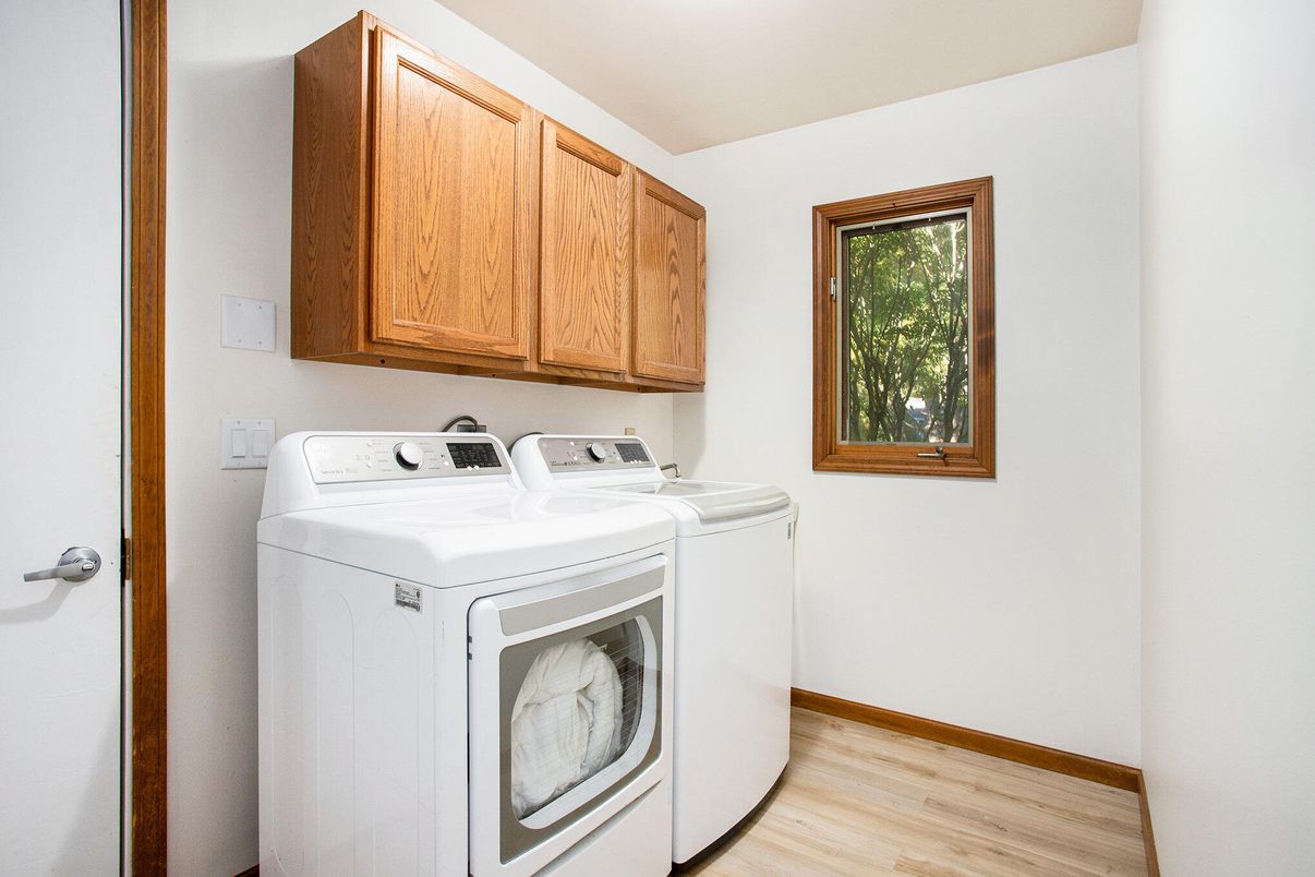 Interior, Washer, Wood Texture Flooring