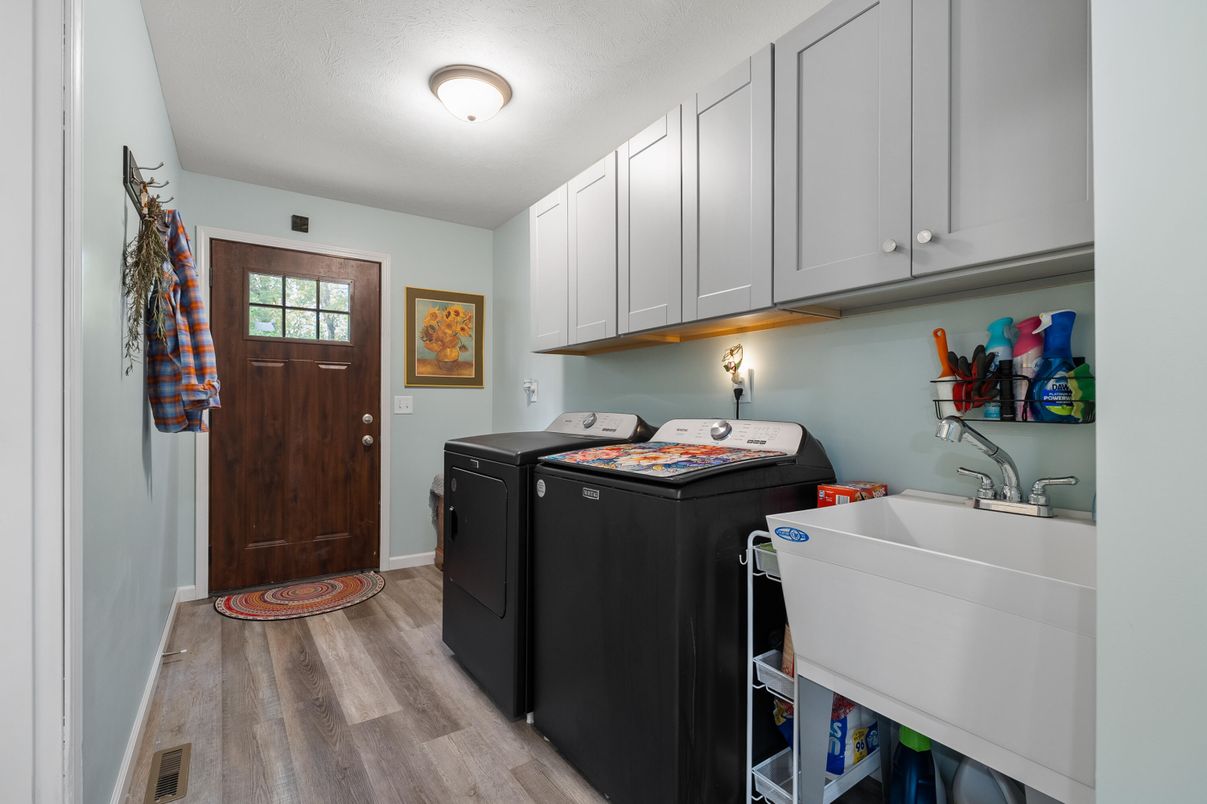 Interior, Washer, Wood Texture Flooring
