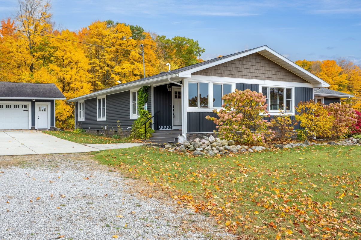 Attached, Exterior, Facade, Ranch