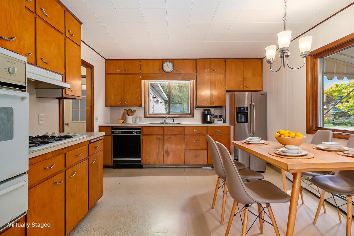 Dining room, Interior, Kitchen, Pendant Lights, Stainless Steel Appliances