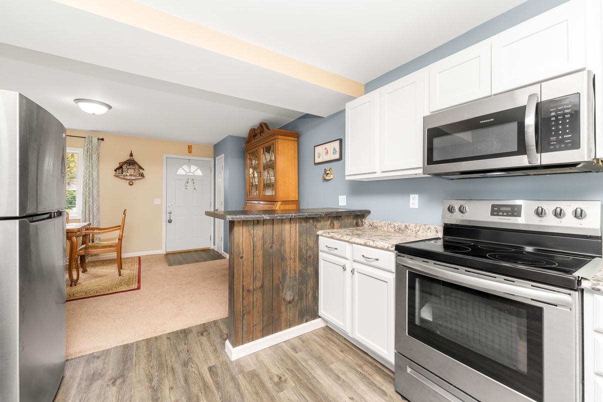 Dining room, Interior, Kitchen, Stainless Steel Appliances, Wood Texture Flooring