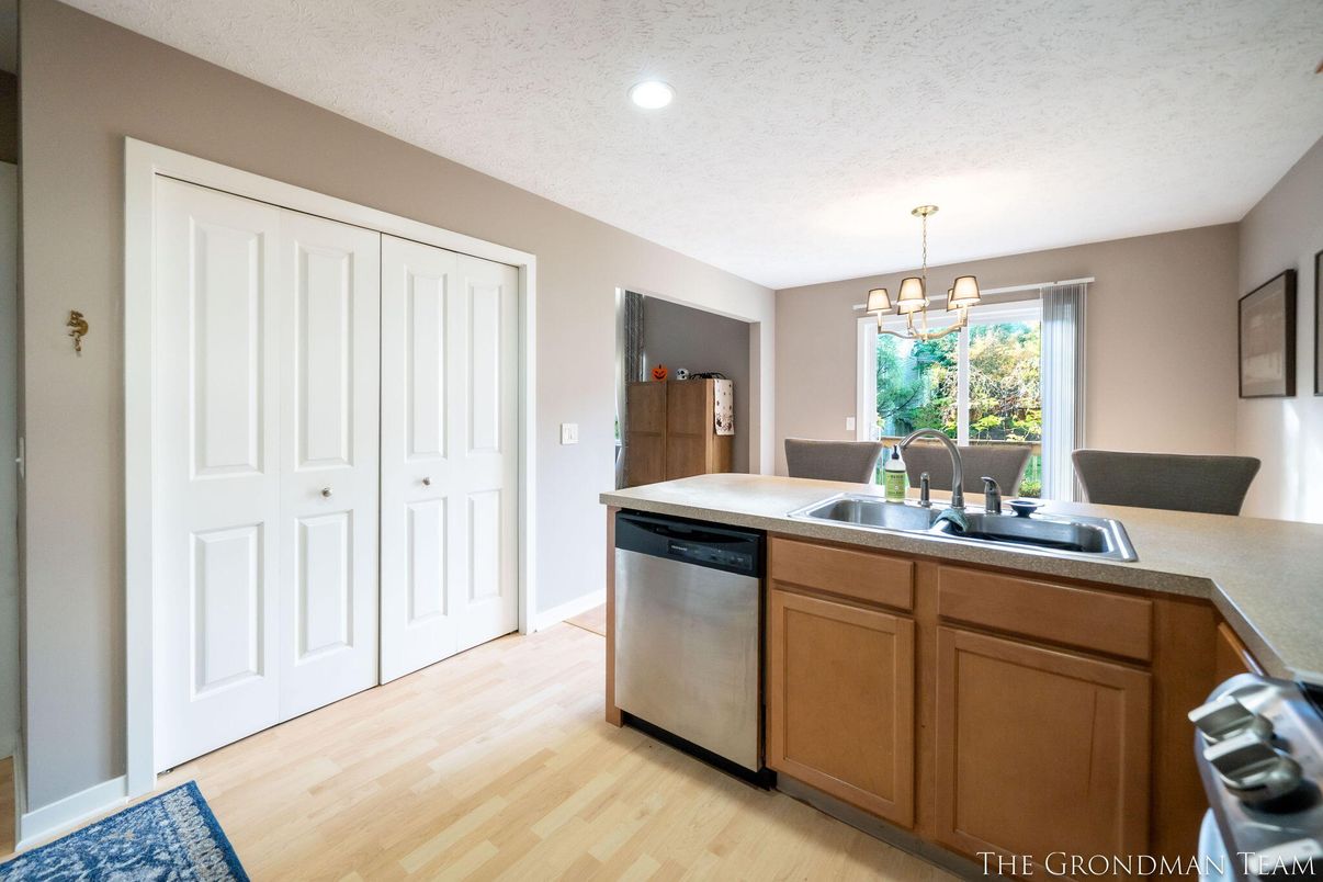 Chandelier, Dining room, Interior, Kitchen, Pendant Lights, Recessed Lighting, Wood Texture Flooring