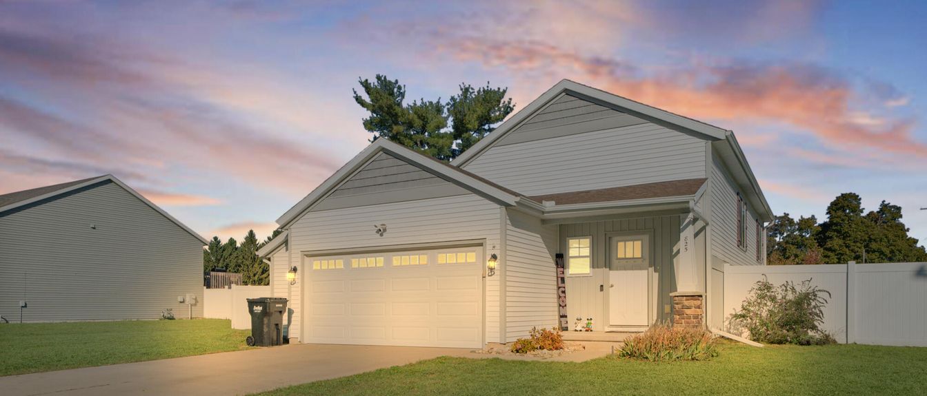 Attached, Exterior, Facade, Ranch