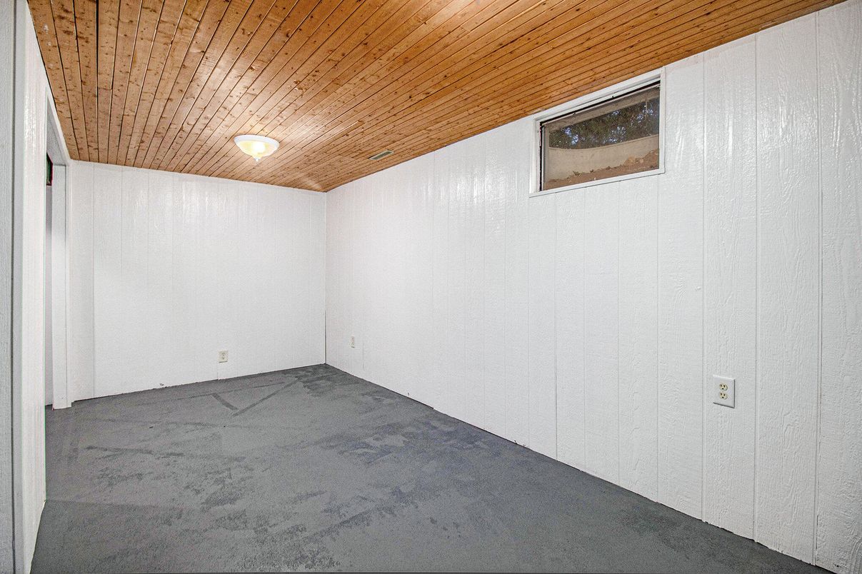 Empty room, Interior, Wooden Ceilings