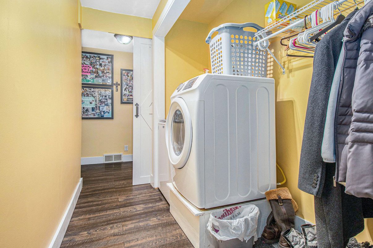 Interior, Utility Closets, Washer, Wood Texture Flooring