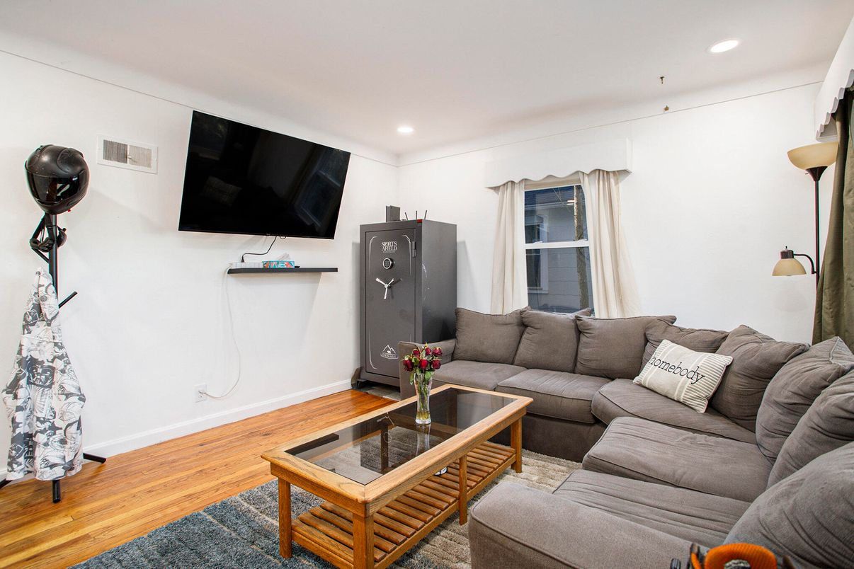 Interior, Living room, Recessed Lighting, Wood Texture Flooring