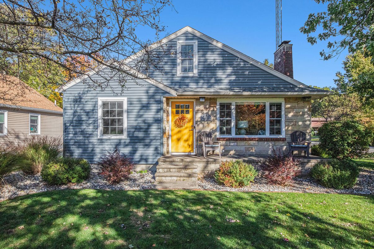 Exterior, Facade, Cape Cod