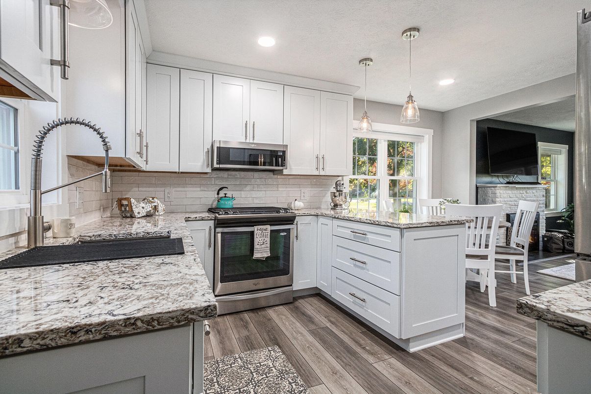 Dining room, Interior, Kitchen, Pendant Lights, Recessed Lighting, Stainless Steel Appliances, Wood Texture Flooring
