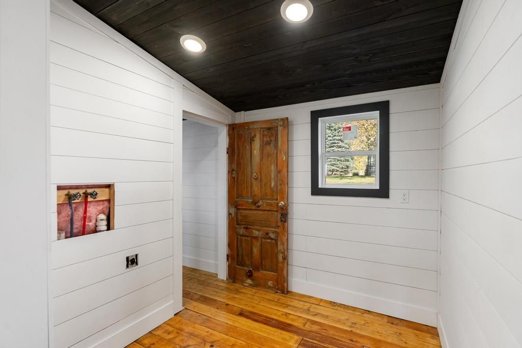 Interior, Recessed Lighting, Wood Texture Flooring