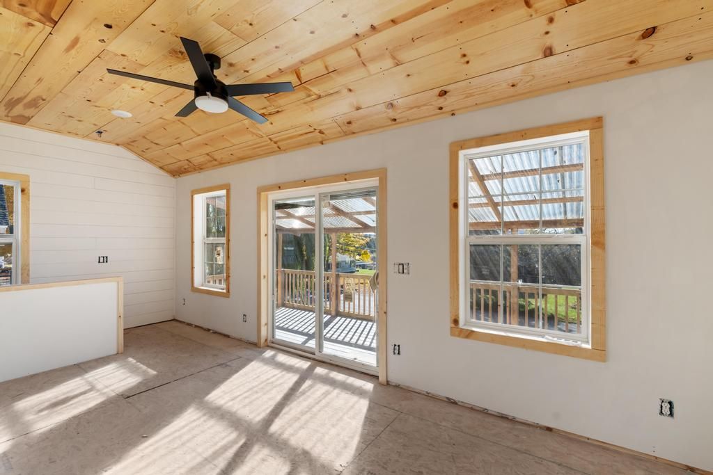 Empty room, Interior, Wooden Ceilings