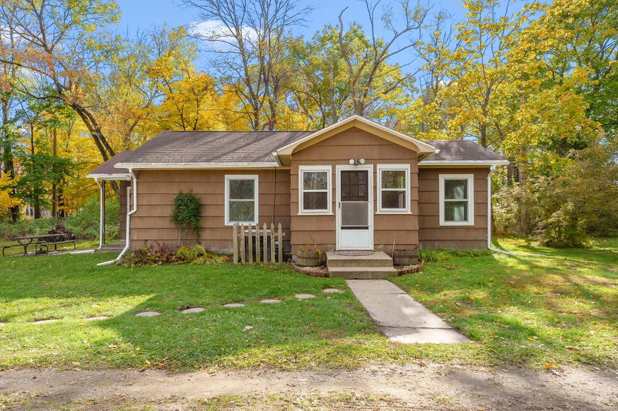 Exterior, Facade, Ranch