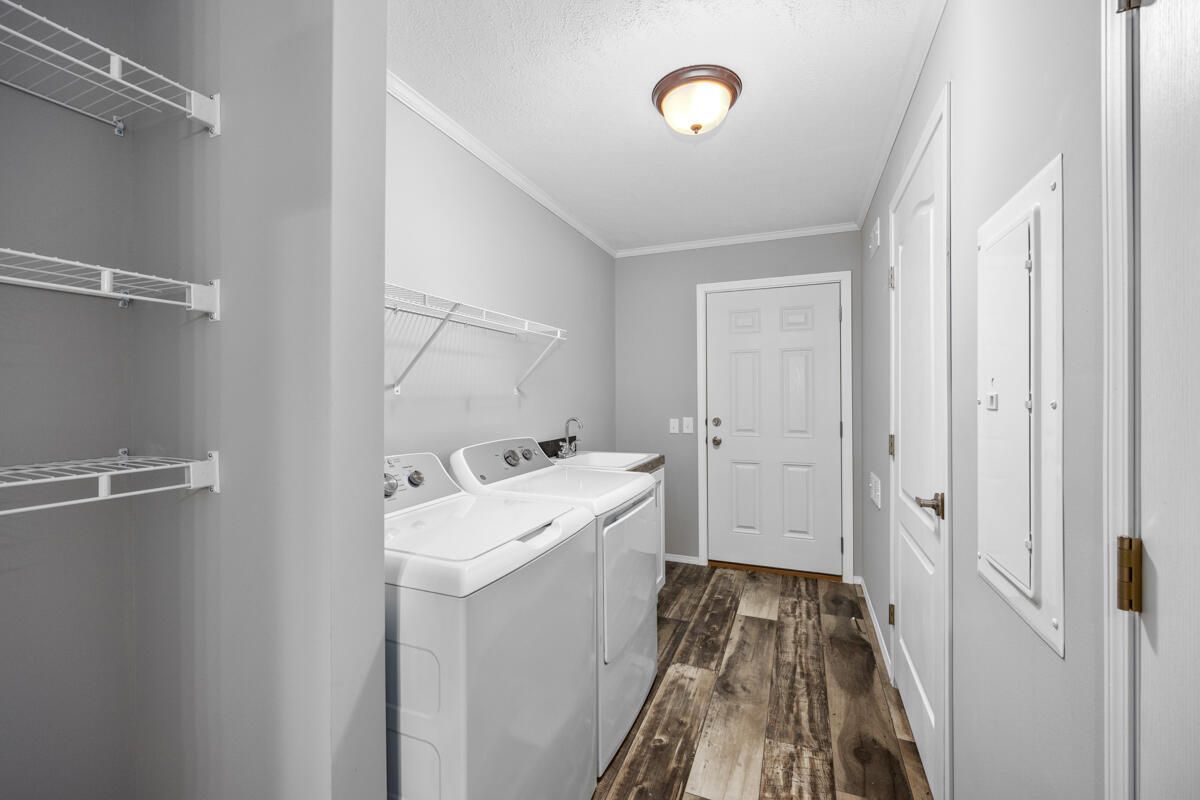 Interior, Utility Closets, Washer, Wood Texture Flooring