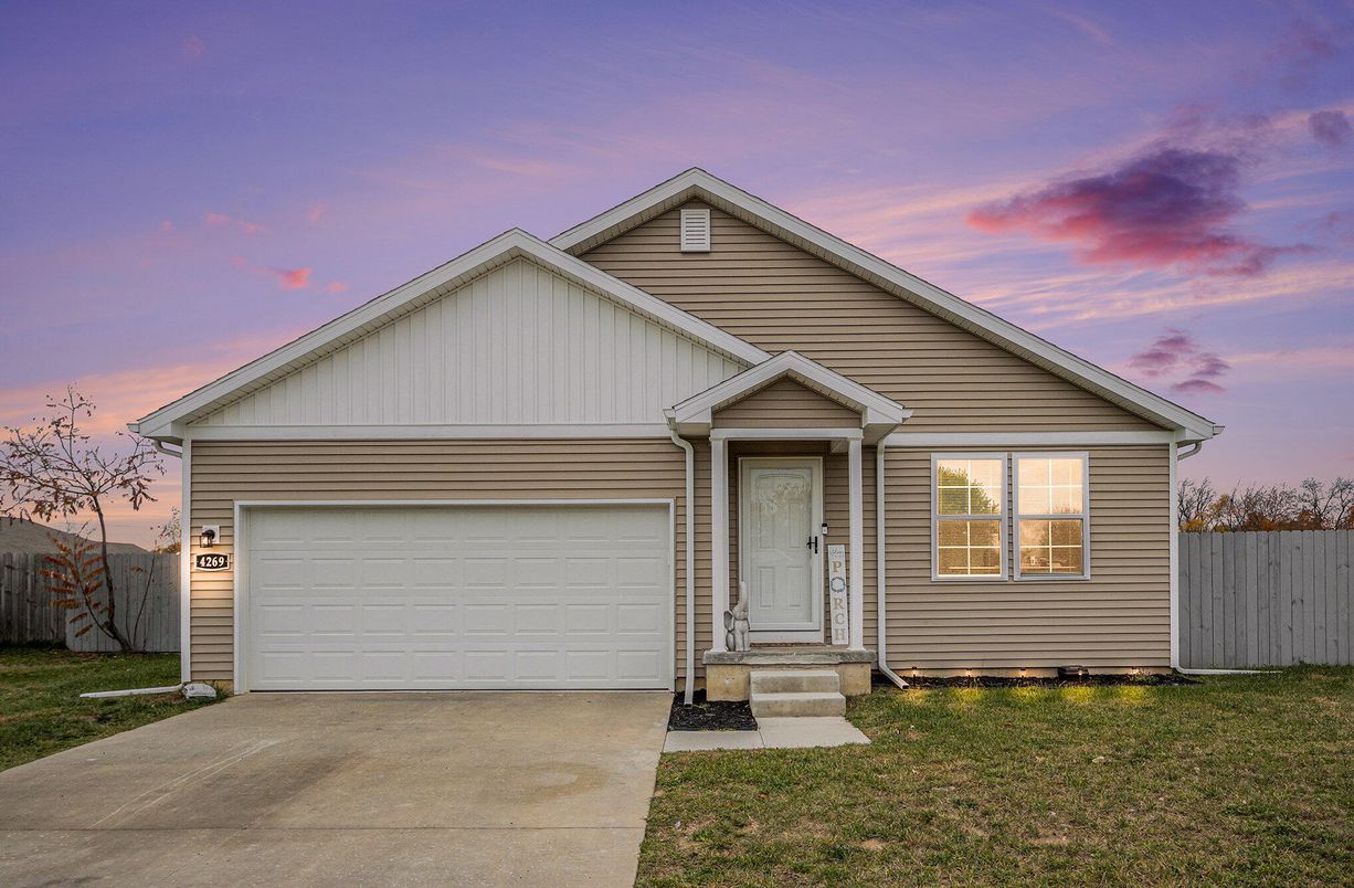 Attached, Exterior, Facade, American Craftsman