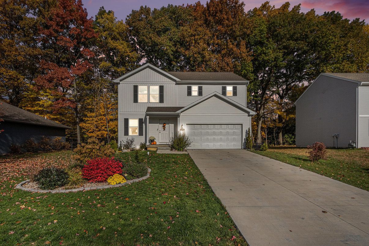 Attached, Exterior, Facade, Farmhouse